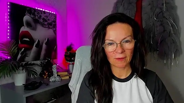 HelenLuxx online show from May 6, 2026, 3:16 pm