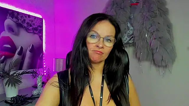 HelenLuxx online show from December 17, 2025, 5:18 pm