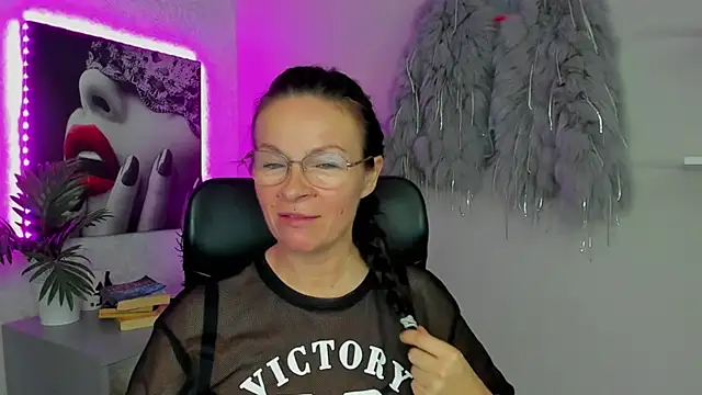 HelenLuxx online show from October 17, 2025, 6:39 am