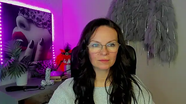 HelenLuxx online show from March 3, 2026, 4:14 pm