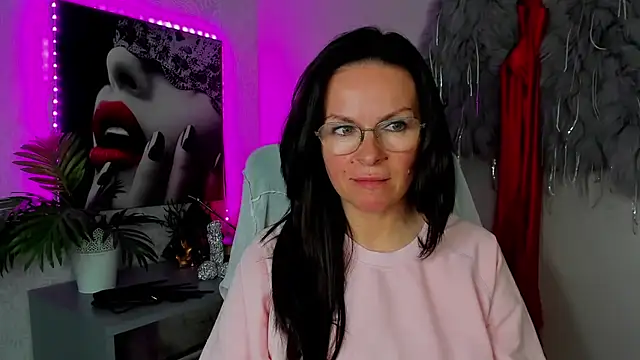 HelenLuxx online show from April 30, 2026, 2:35 pm