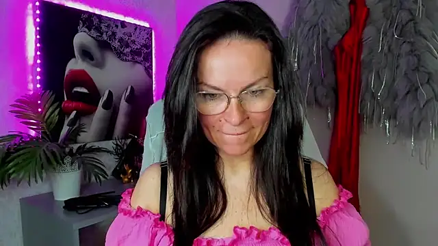 HelenLuxx online show from May 1, 2026, 5:56 am