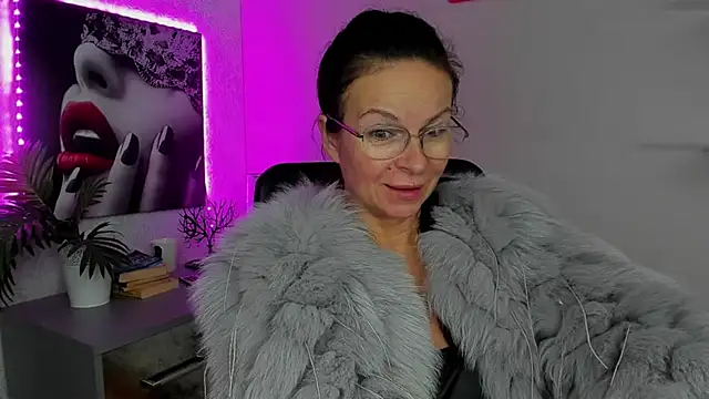 HelenLuxx online show from October 2, 2025, 5:55 am