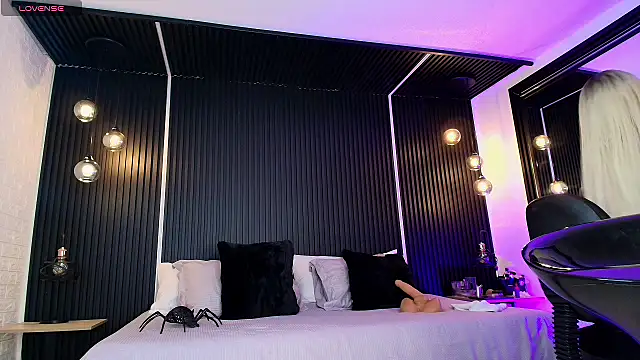  Holly Cat online show from February 7, 2025, 7:49 pm