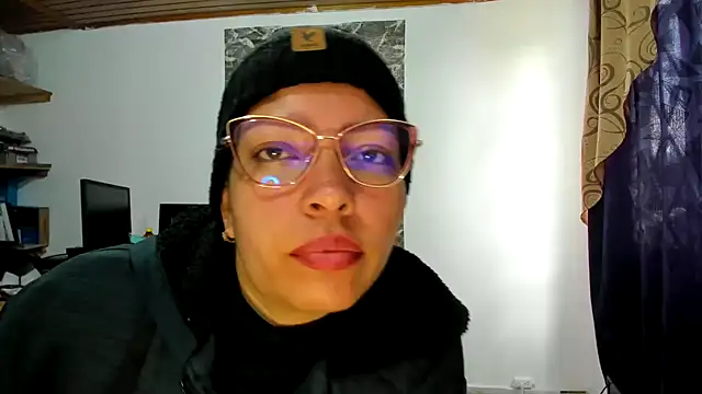 Snapshot of THEBOSSLARA chatting on February 18, 2025, 6:04 pm THEBOSSLARA online show from February 18, 2025, 6:04 pm