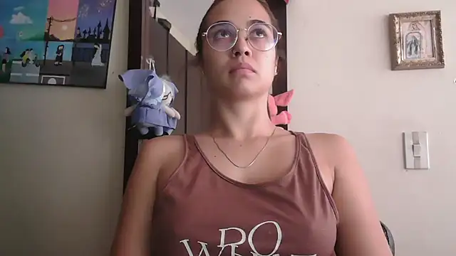 trianabell online show from May 10, 2026, 5:04 pm