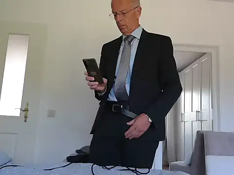 maxmueller321 online show from June 24, 2026, 8:24 am