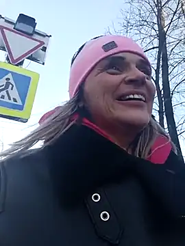 hugebobbs online show from March 21, 2025, 2:18 pm