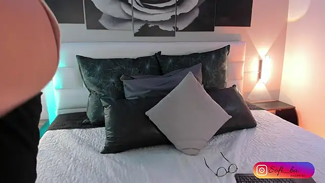 sofi bakerr online show from September 20, 2025, 1:05 pm