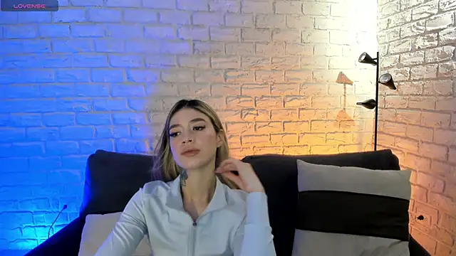 ViolettHansson online show from June 16, 2026, 10:04 am