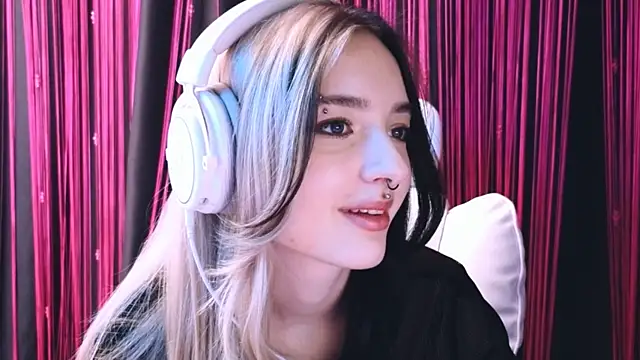 Snapshot of Avi_Nile chatting on February 18, 2025, 5:42 am Avi Nile online show from February 18, 2025, 5:42 am