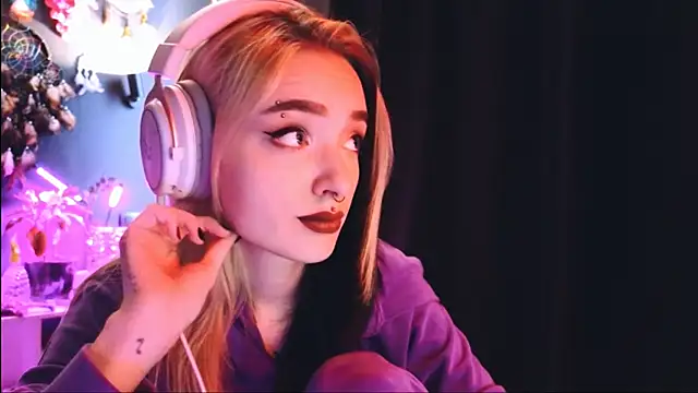 Snapshot of Avi_Nile chatting on December 7, 2024, 2:58 am Avi Nile online show from December 7, 2024, 2:58 am