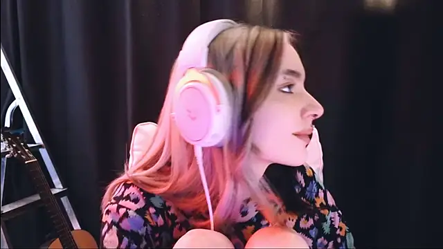 Snapshot of Avi_Nile chatting on February 6, 2025, 5:25 am Avi Nile online show from February 6, 2025, 5:25 am