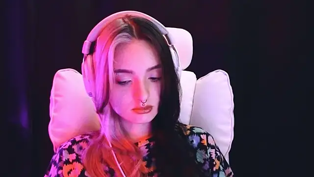 Snapshot of Avi_Nile chatting on February 6, 2025, 2:22 am Avi Nile online show from February 6, 2025, 2:22 am