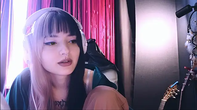 Snapshot of Avi_Nile chatting on September 16, 2025, 4:35 am Avi Nile online show from September 16, 2025, 4:35 am