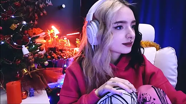 Snapshot of Avi_Nile chatting on December 24, 2024, 2:43 am Avi Nile online show from December 24, 2024, 2:43 am