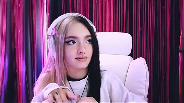 Snapshot of Avi_Nile chatting on March 16, 2025, 5:58 am Avi Nile online show from March 16, 2025, 5:58 am