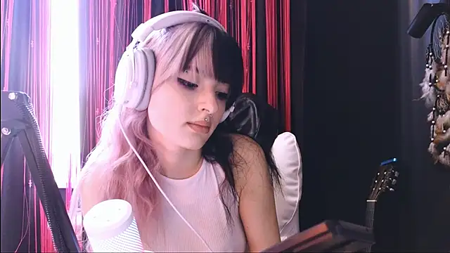 Snapshot of Avi_Nile chatting on October 25, 2025, 5:17 am Avi Nile online show from October 25, 2025, 5:17 am