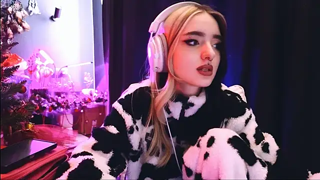 Snapshot of Avi_Nile chatting on January 17, 2025, 4:49 am Avi Nile online show from January 17, 2025, 4:49 am