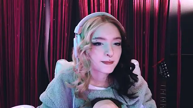 Snapshot of Avi_Nile chatting on March 11, 2025, 2:42 am Avi Nile online show from March 11, 2025, 2:42 am