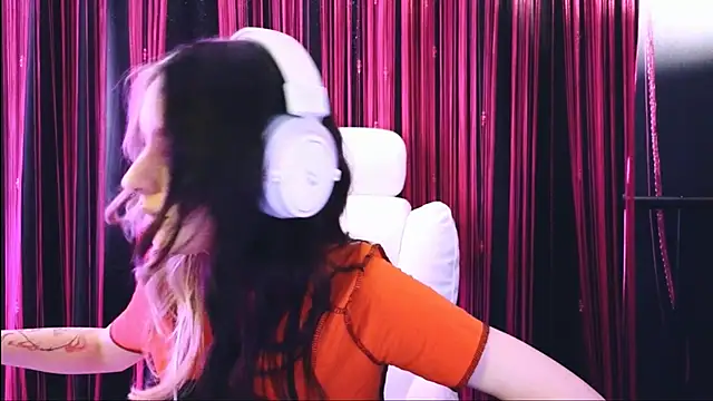 Snapshot of Avi_Nile chatting on March 19, 2025, 4:57 am Avi Nile online show from March 19, 2025, 4:57 am