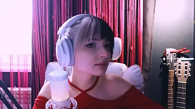 Snapshot of Avi_Nile chatting on December 20, 2025, 5:21 am Avi Nile online show from December 20, 2025, 5:21 am