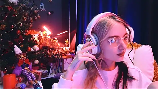 Snapshot of Avi_Nile chatting on December 15, 2024, 2:08 am Avi Nile online show from December 15, 2024, 2:08 am