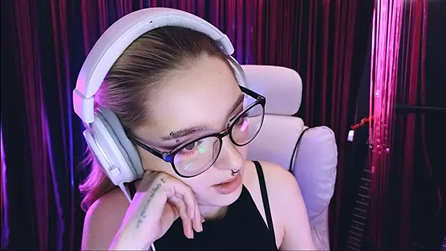 Snapshot of Avi_Nile chatting on March 13, 2025, 1:10 am Avi Nile online show from March 13, 2025, 1:10 am