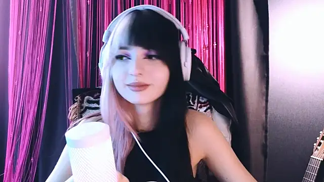 Snapshot of Avi_Nile chatting on September 11, 2025, 5:07 am Avi Nile online show from September 11, 2025, 5:07 am