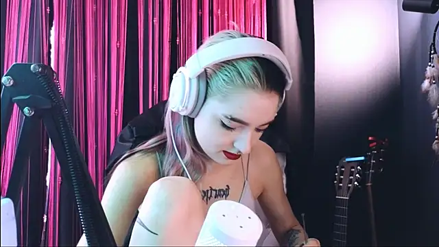 Snapshot of Avi_Nile chatting on September 22, 2025, 4:40 am Avi Nile online show from September 22, 2025, 4:40 am