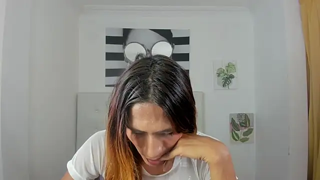 Snapshot of Brisahott chatting on December 19, 2025, 7:49 pm Brisahott online show from December 19, 2025, 7:49 pm