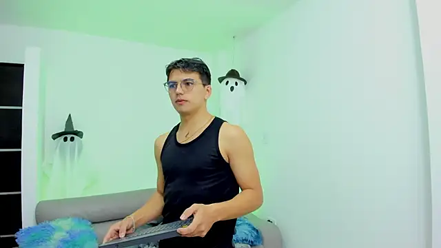 Snapshot of UNIVERSAL_SEXX_ chatting on October 13, 2025, 8:05 am UNIVERSAL SEXX online show from October 13, 2025, 8:05 am