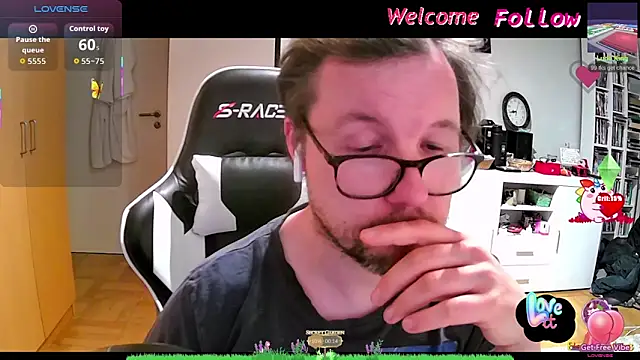 larsgessner30 online show from May 25, 2026, 2:33 am