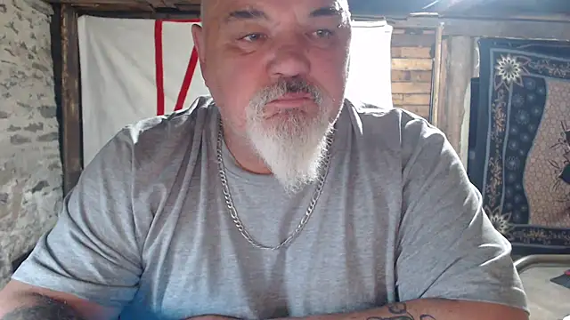 Newfiesausage1972 online show from May 10, 2026, 3:32 am