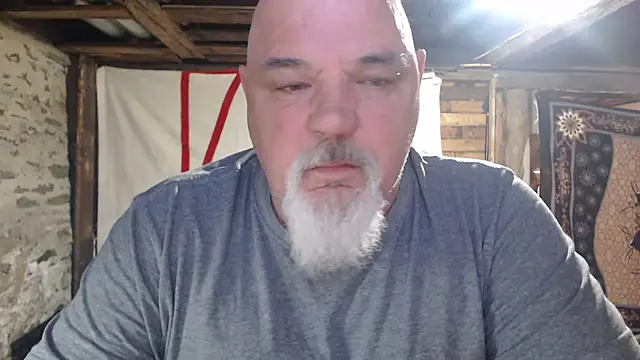 Newfiesausage1972 online show from May 4, 2026, 10:40 am