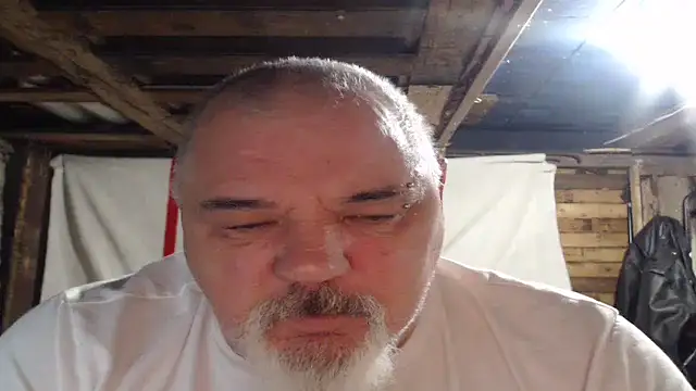 Newfiesausage1972 online show from December 20, 2025, 9:56 am