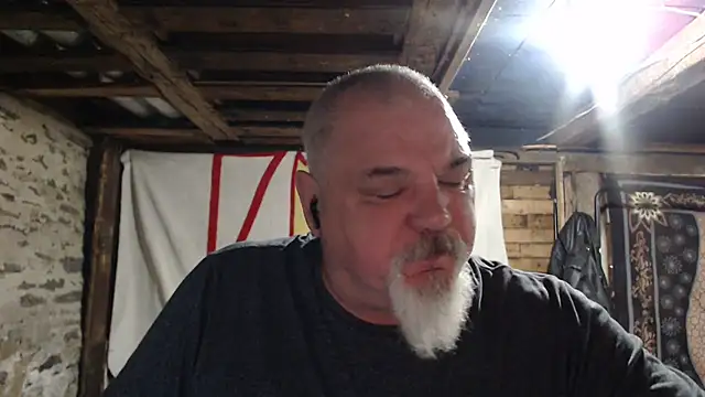 Newfiesausage1972 online show from December 17, 2025, 9:36 am