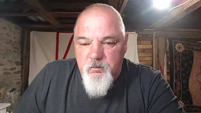 Newfiesausage1972 online show from May 29, 2026, 11:16 am