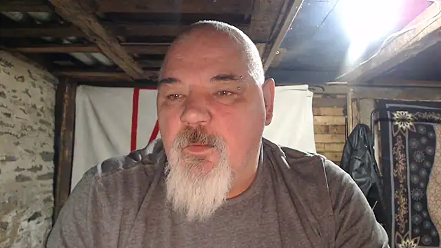 Newfiesausage1972 online show from December 4, 2025, 10:47 am