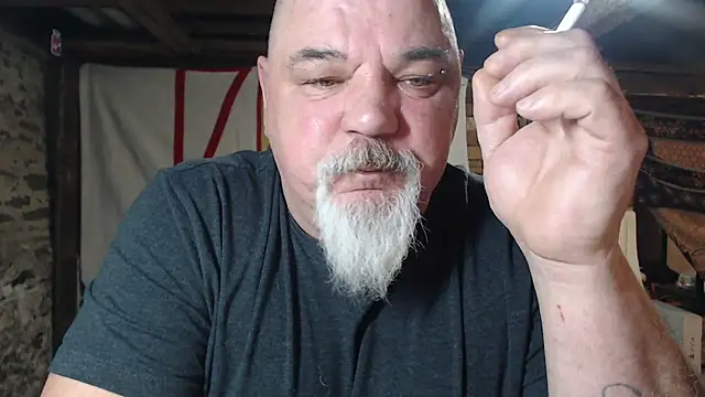 Newfiesausage1972 online show from March 1, 2026, 9:09 am