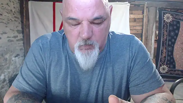Newfiesausage1972 online show from May 1, 2026, 11:15 am