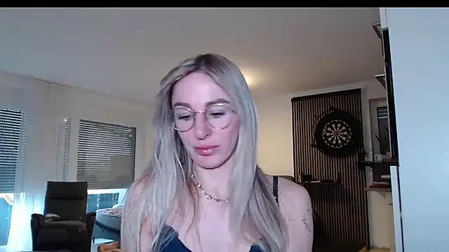 Snapshot of Liana_Lou chatting on March 8, 2026, 7:44 am Liana Lou online show from March 8, 2026, 7:44 am