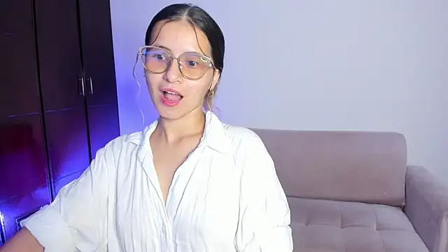 Lilacutte  online show from May 4, 2026, 7:33 am
