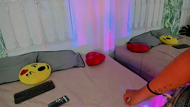 cute hollywood online show from November 28, 2025, 8:31 pm