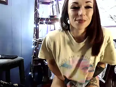 Snapshot of Genevieve143 chatting on June 16, 2026, 4:01 am Genevieve143 online show from June 16, 2026, 4:01 am