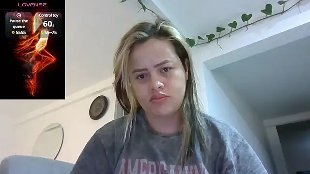 saramartinez1000 online show from February 19, 2025, 2:44 pm