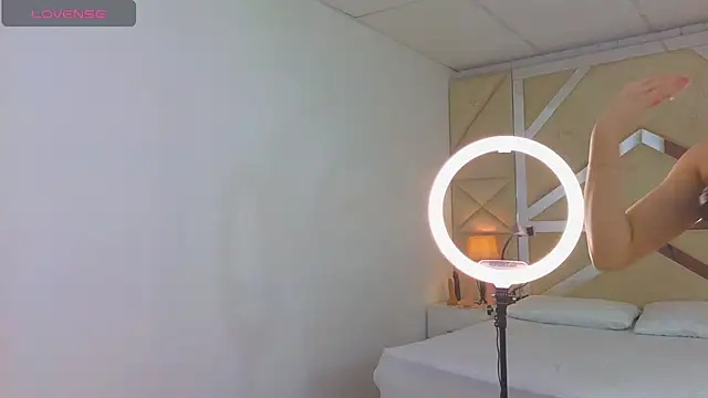 Tiphani walker  online show from November 13, 2025, 5:28 pm