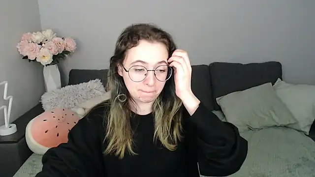 Mini Diva online show from October 10, 2025, 8:04 am