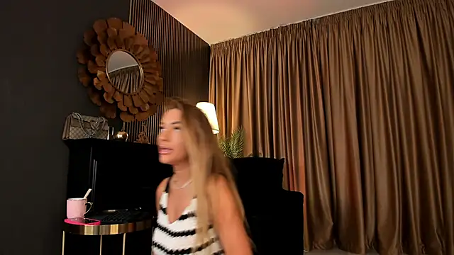 Snapshot of LovingBlondie chatting on June 3, 2026, 3:29 am LovingBlondie online show from June 3, 2026, 3:29 am
