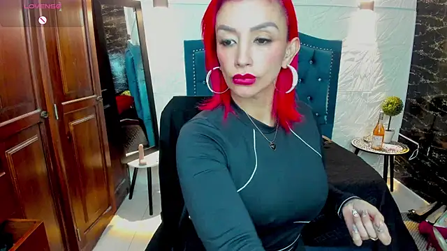 RedQueenMilf online show from October 17, 2025, 11:17 pm